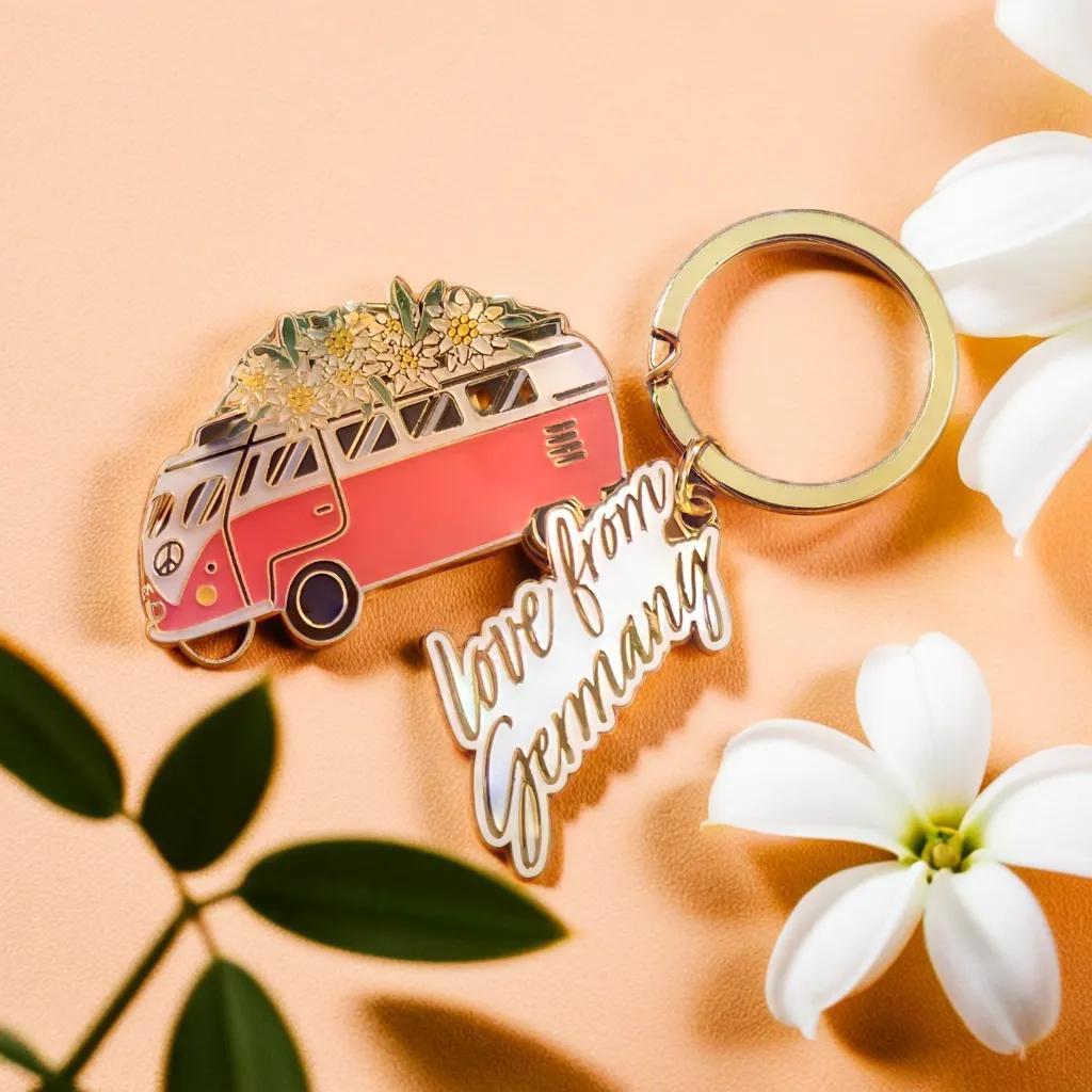 camper schlüsselanhänger Campervan Schlüsselanhänger Cremeweiß – Garnett & Company