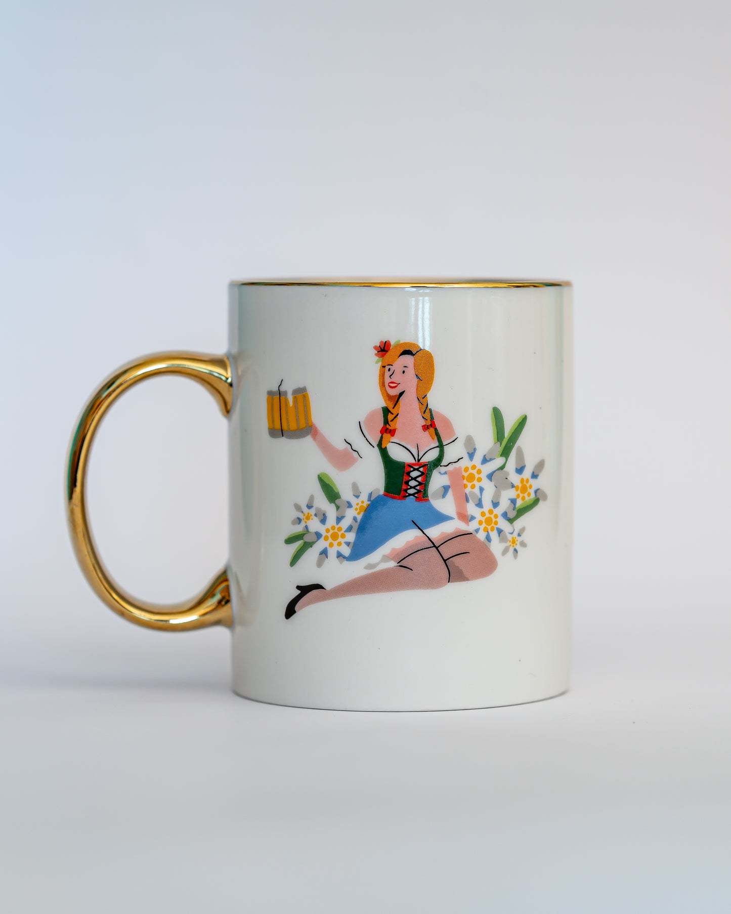 Keramiktasse mit Dirndlmädchen und Schriftzug
