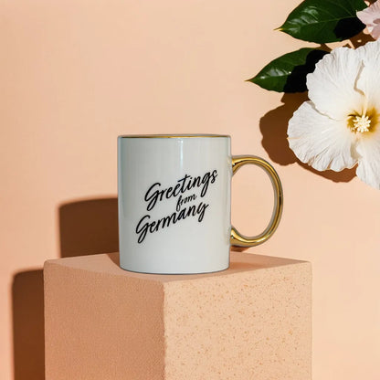 Keramiktasse mit Dirndlmädchen und Schriftzug